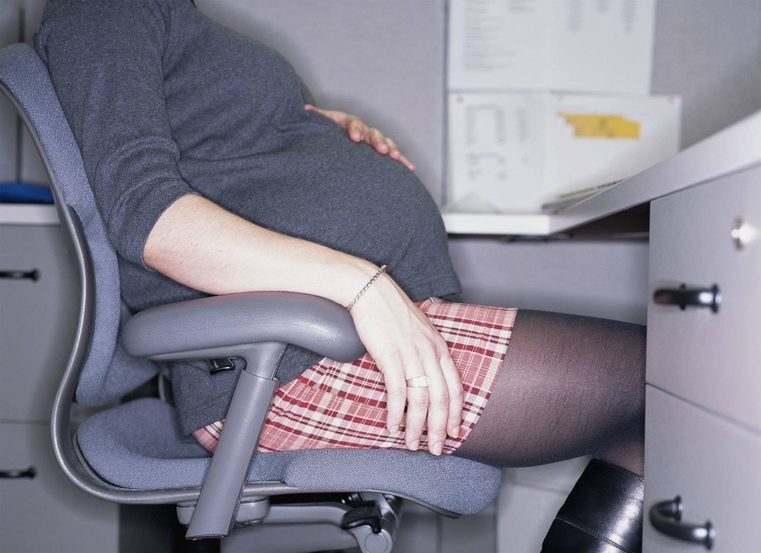 Почему беременным нельзя сидеть нога на ногу | уроки для мам