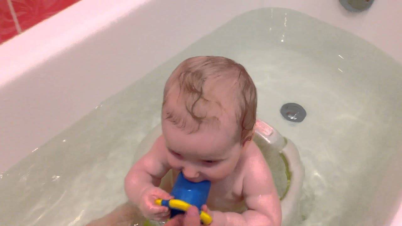 Новорожденному попала вода в ухо при купании. Купание ребенка в большой ванне. Купать малыша в большой ванне. Купание малыша в 4 месяца. Купание грудничка в большой ванне.