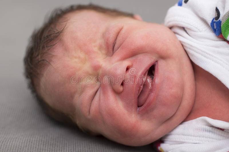 Новорожденный кряхтит во сне, постоянно тужится и стонет: почему это происходит и что делать?
