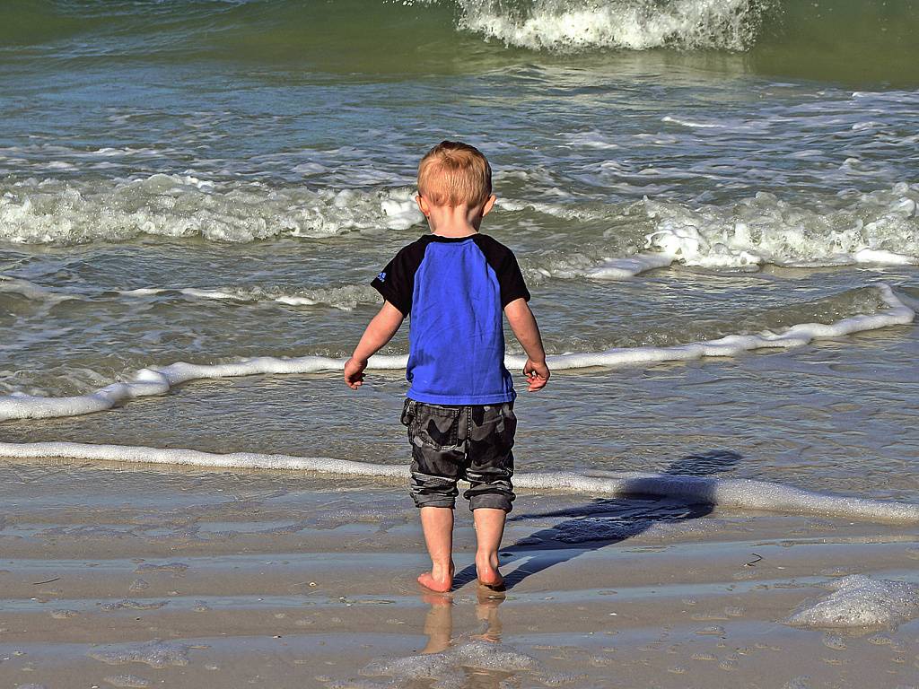 Почему некоторые дети боятся воды? разбираемся, как помочь малышу преодолеть страх и наслаждаться отдыхом на море или на речке — статья на тчк