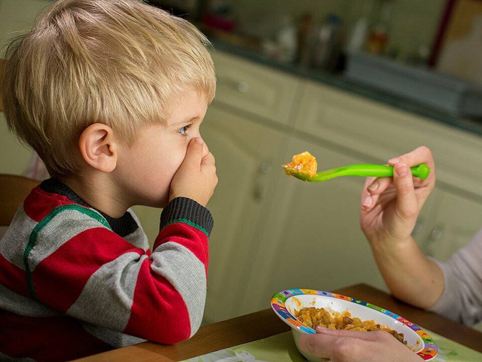 Ребенок плюется едой: почему и что делать