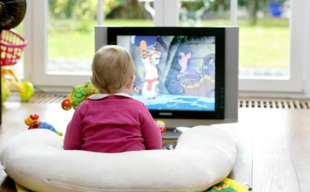 Дети и телевизор: что смотреть, в каком возрасте, сколько — и можно ли смотреть ребенку телевизор вообще?
