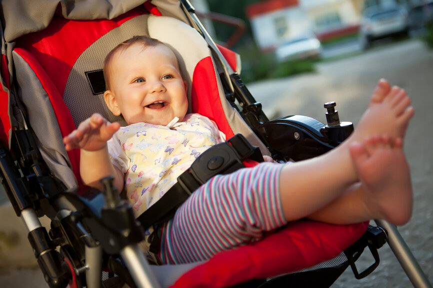 Ребенок не хочет лежать в коляске: как гулять?