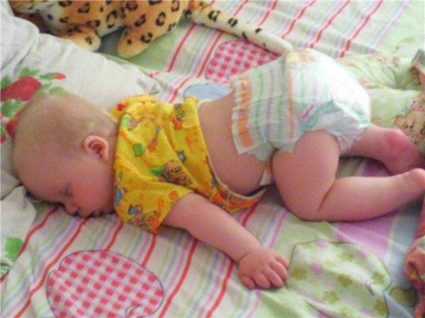 Грудничок переворачивается во сне на живот и просыпается: причины и что делать