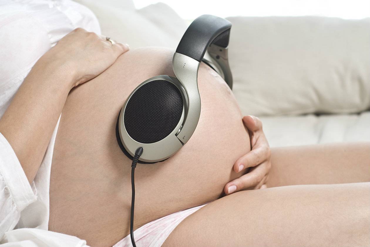 Музыка для малышей в животике. Музыкотерапия для беременных. Наушники на беременной.