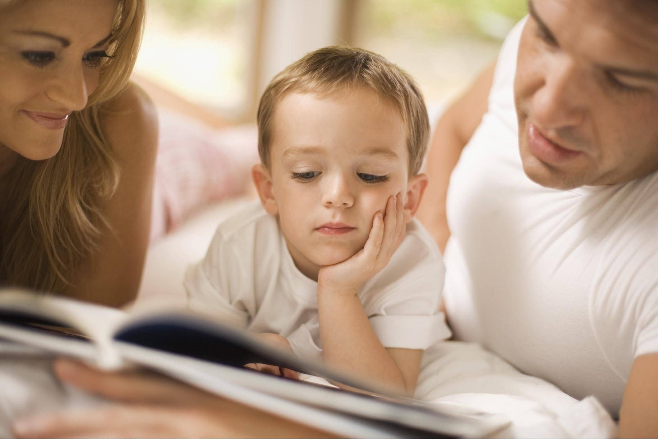 Читающая мама слушать. Родители и дети. Родители учат детей. Чтение для детей. Дети читают.