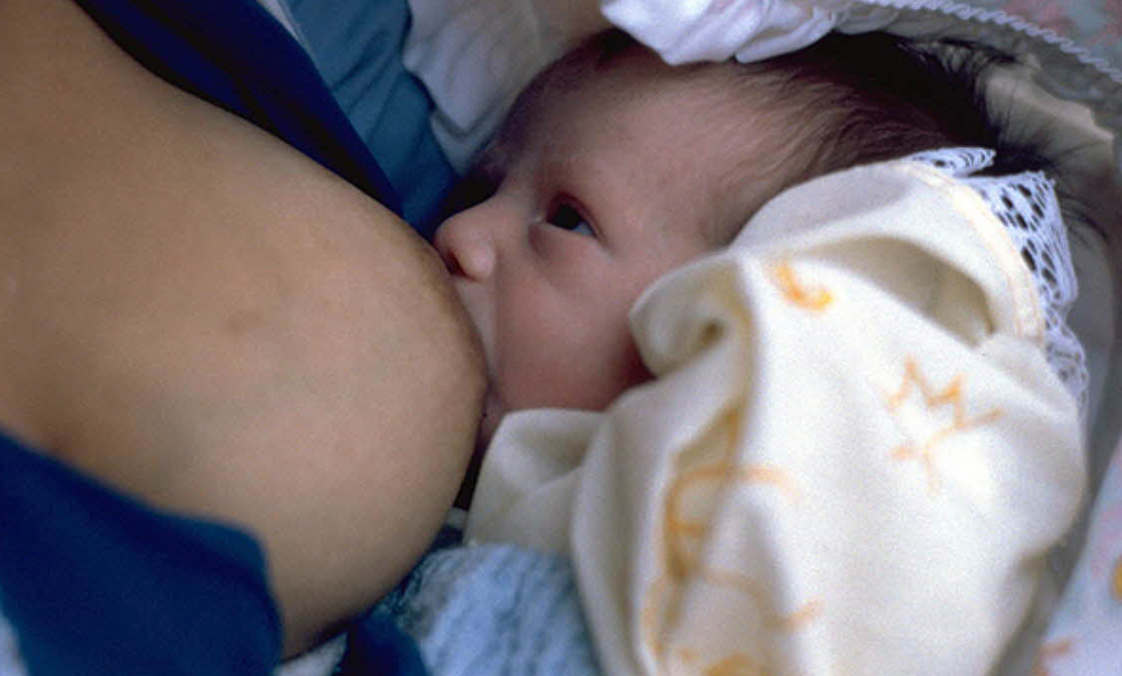 Грудное сосание. Кормление грудью. Кормление ребенка грудью. Новорожденный у груди. Грудное вскармливание новорожденного.
