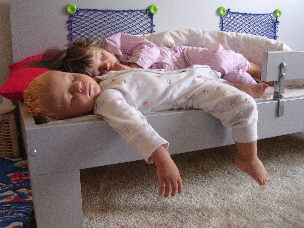 Тихо родители спят. Спящие малыши. Кровать для детей. Детки спят в кроватках.