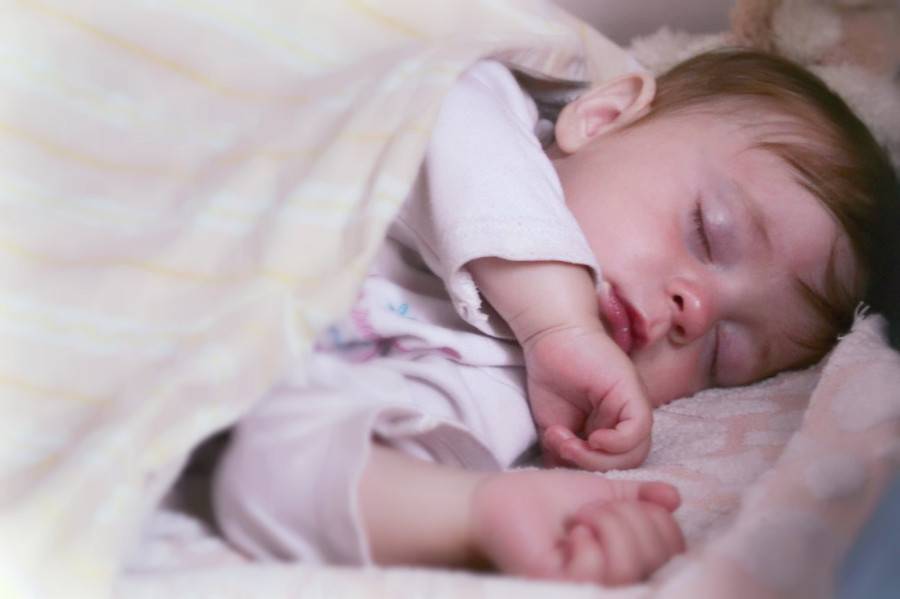 Почему ребёнок плачет перед сном: оперативное решение проблемы и анализ причин