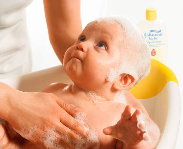 Первое купание новорожденного малыша после роддома
