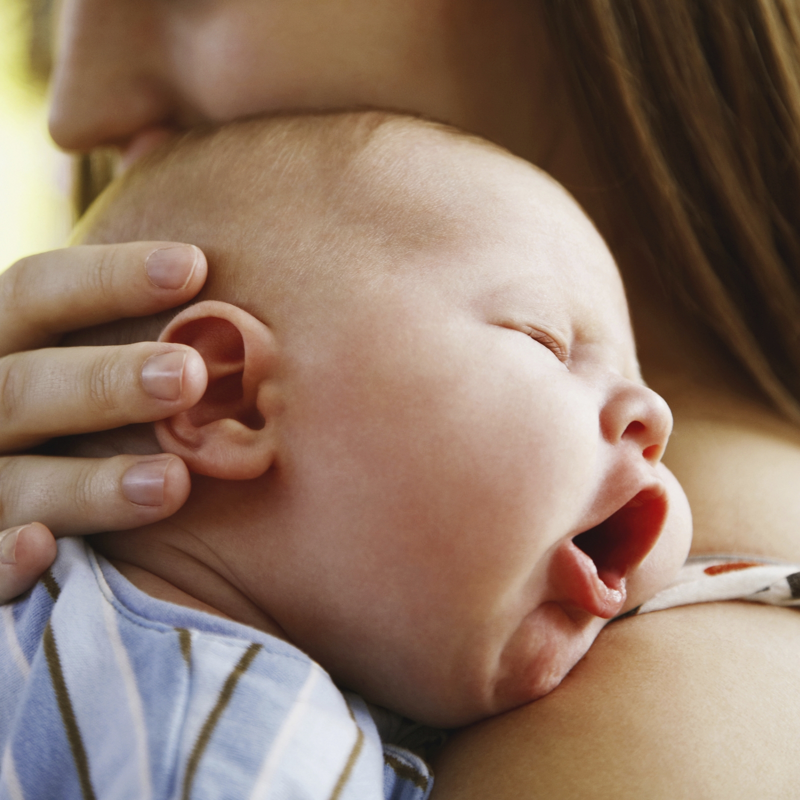 Насморк у грудничка: эффективное лечение соплей в возрасте 1-6 месяцев