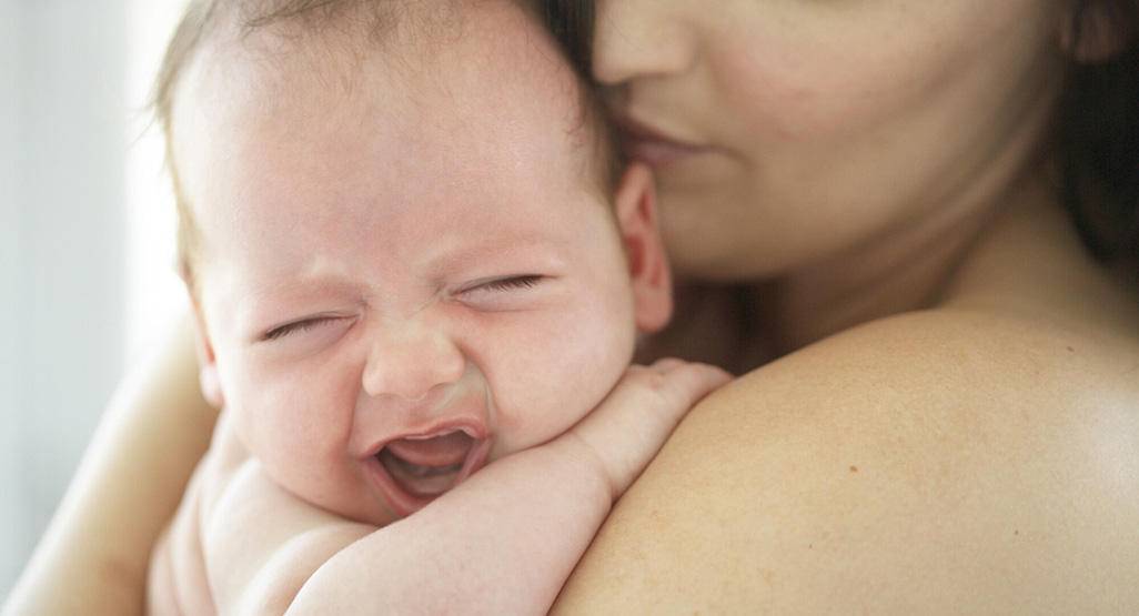Кричит после кормления. Ребенок на руках у мамы выгибается. Во время кормления грудью ребенок психует и плачет. Почему ребенок плачет и выгибается при кормлении грудного. Почему во время кормления ребенок плачет и выгибается.