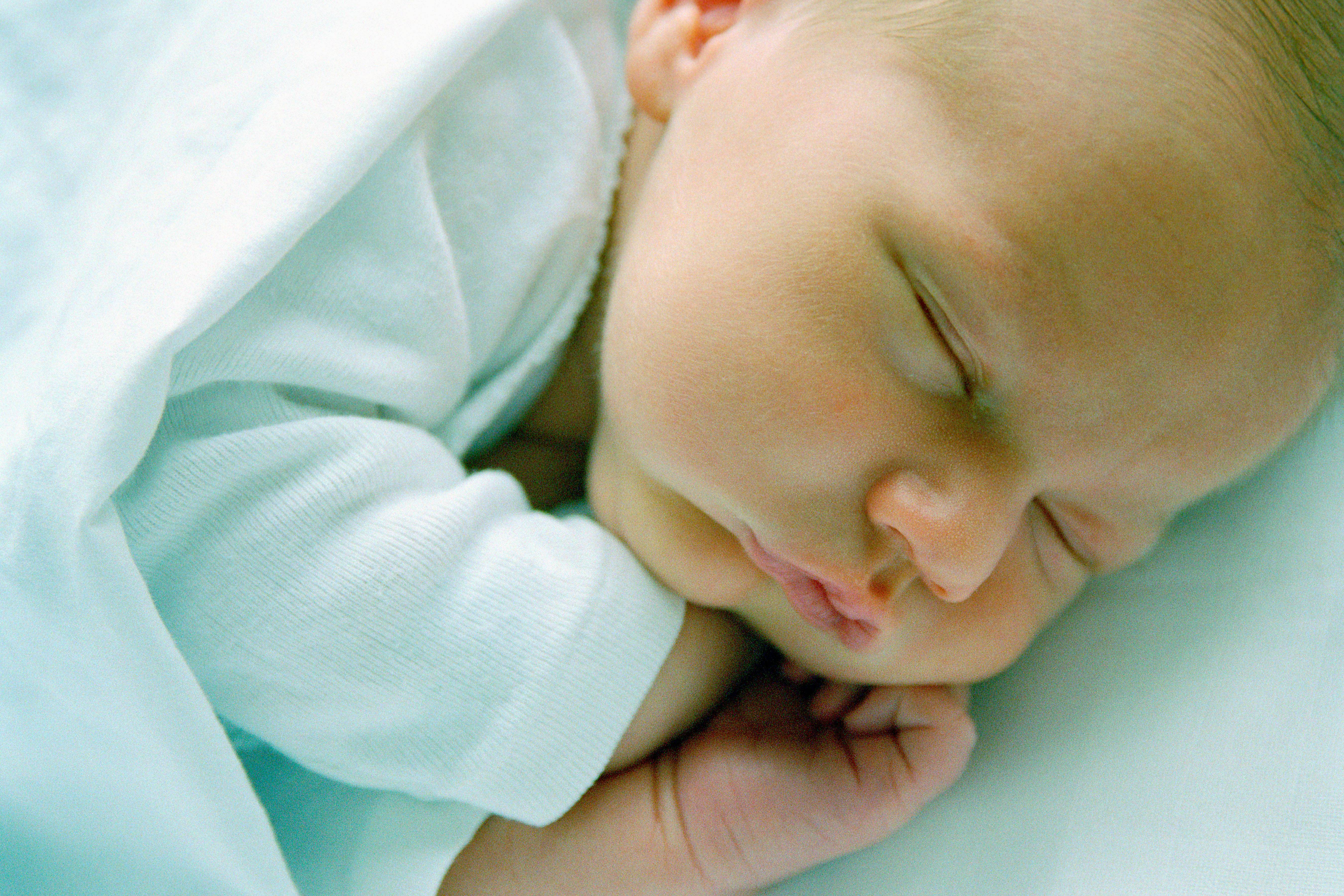 Что делать, если у новорожденного трясется подбородок: советы родителям