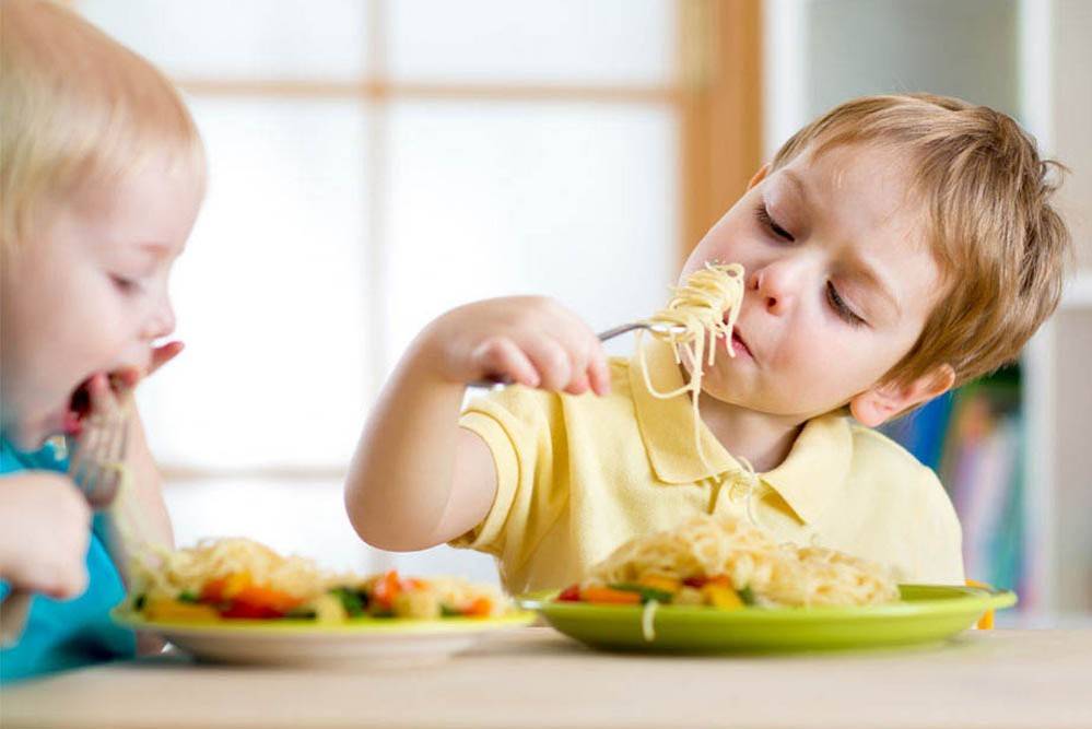 Ребенок плюется едой — что делать? в каких случаях ребенок плюется едой, что делать и как реагировать на подобное поведение?