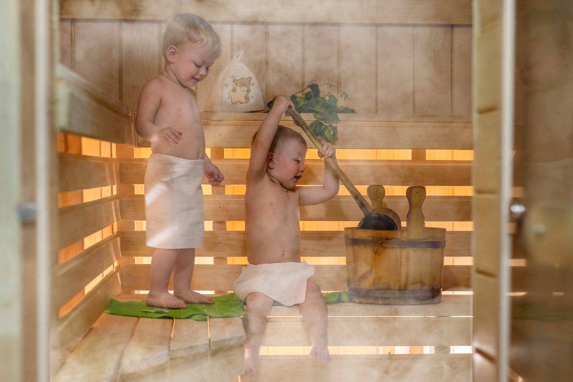 Русское видео мамы в бане. Малыш в баньке. Малыш в парилке. Малыш в сауне. Лети в бан.