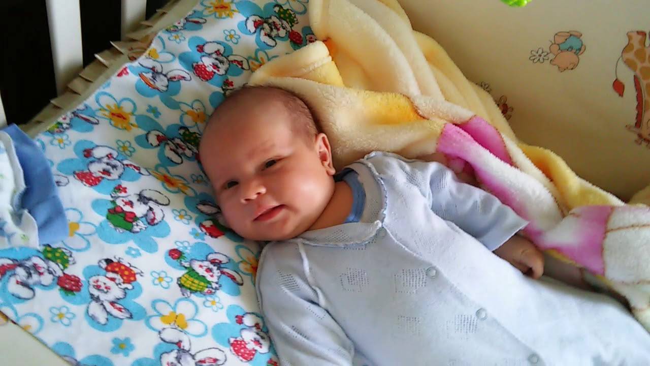 Почему новорожденный ребенок кряхтит и тужится во сне: что делать?