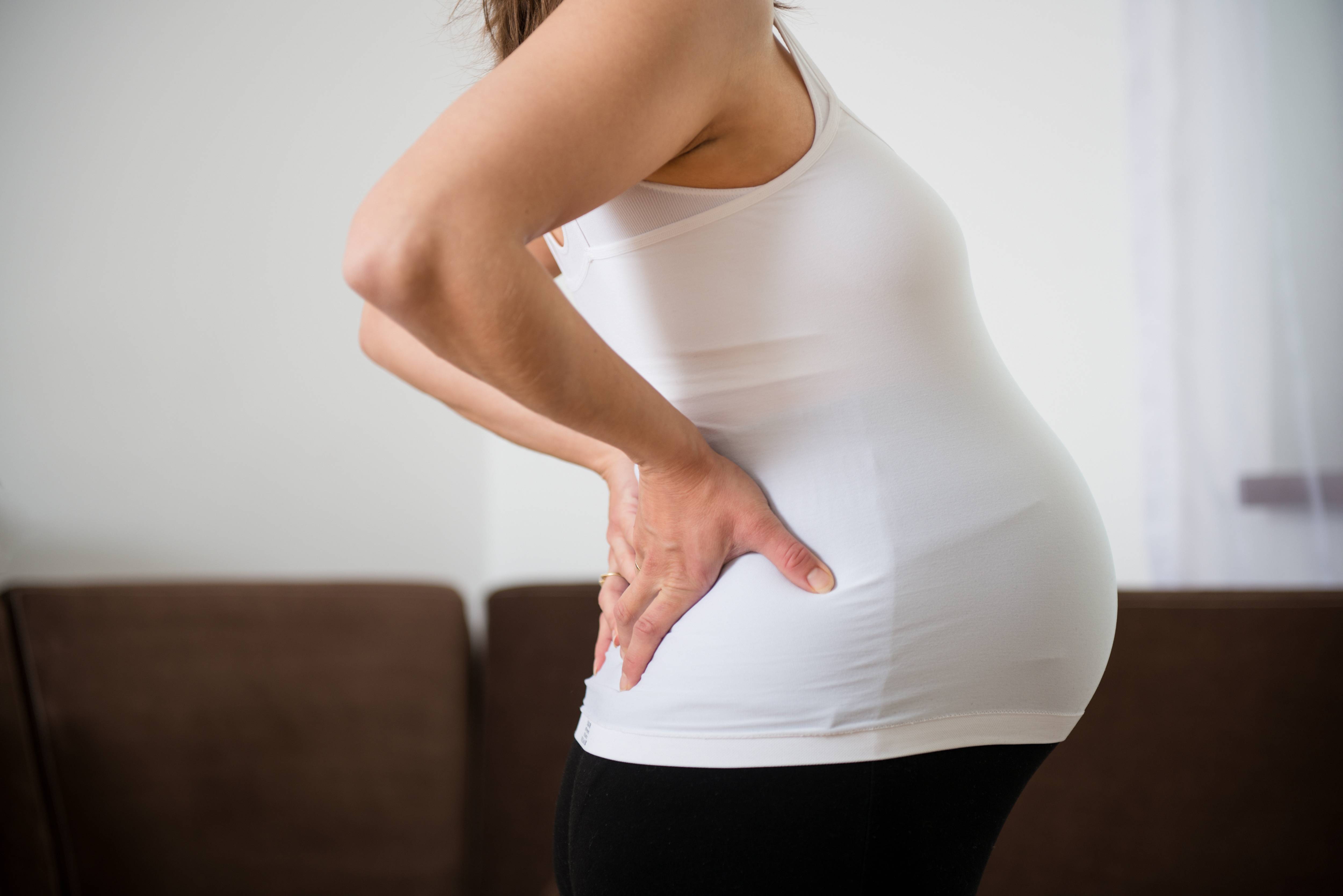 Болит спина в третьем триместре. Беременные женщины. Живот беременной женщины. Спина у беременных. Боль в пояснице у беременной.