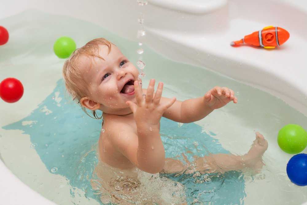 Что делать, если ребенок боится купаться в ванной? как преодолеть страх купания?