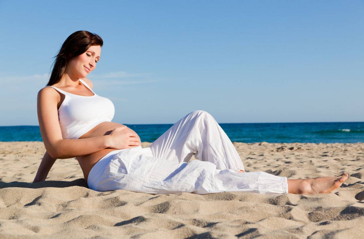 Можно ли беременным загорать и купаться на ранних и поздних сроках?