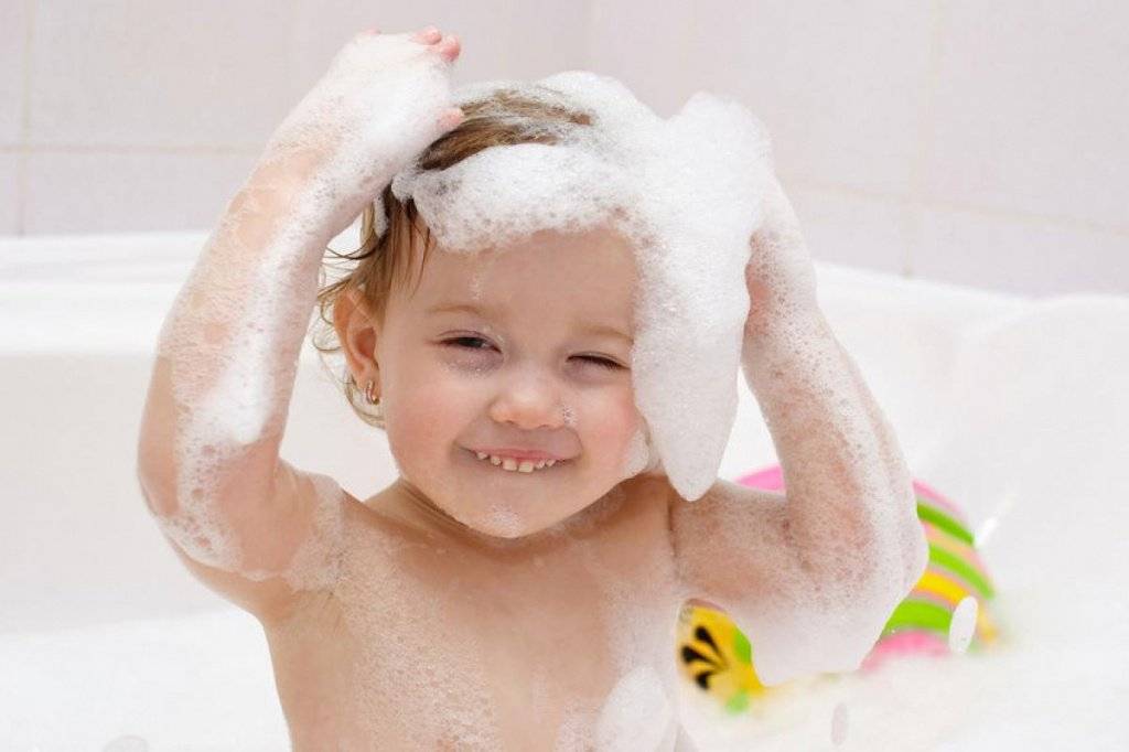 Ребенок боится мыть голову: что делать?