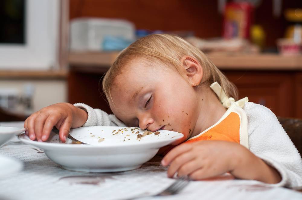 Ребенок выплевывает еду: почему и как реагировать?