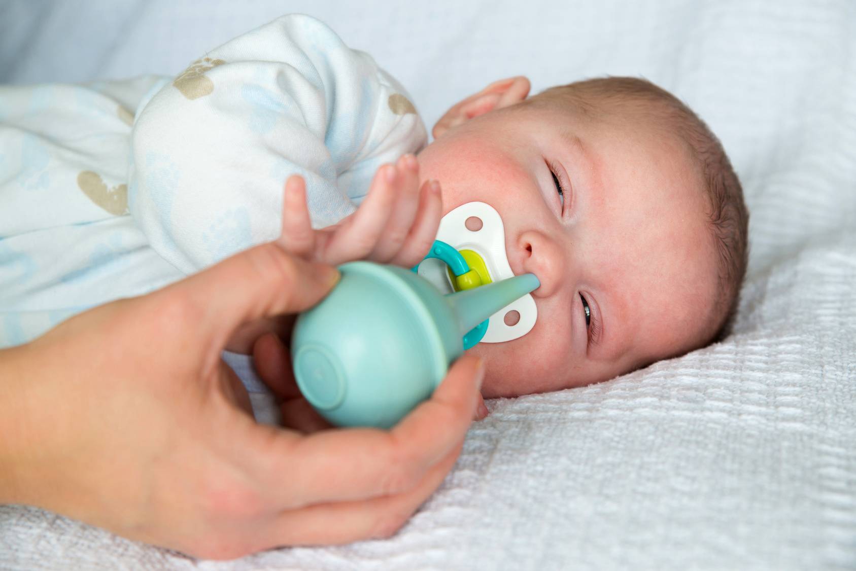Отсасывание слизи у новорожденных. Как почистить нос новорожденному от козявок
