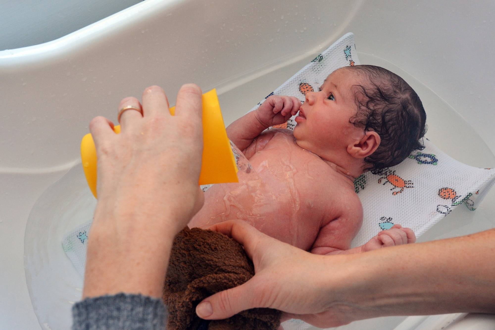 Температура воды для купания новорожденного. Градус воды для купания новорожденных. Температура купания новорожденных. Марганец для купания новорожденных.