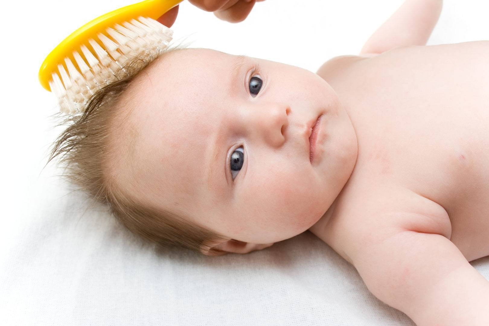 Корочка на голове у грудничка: причины чешуек у новорожденного ребенка, масло, шампунь, крем, гель и другие средства для лечения желтых корочек