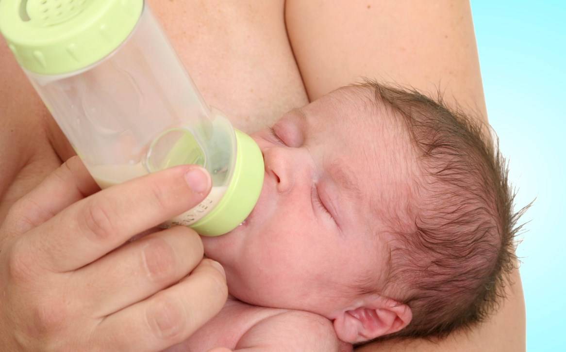 Пьет ли новорожденный воду. Искусственное вскармливание. Докорм после грудного вскармливания. Докорм для новорожденных при искусственном вскармливании. Правильный докорм новорожденного.