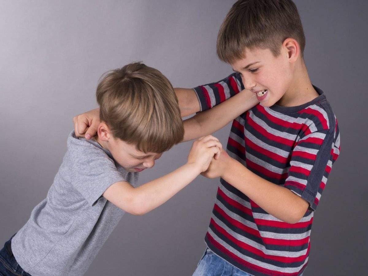 Конфликт между мальчиками. Дети дерутся. Конфликтный ребенок. Агрессивный ребенок. Агрессия подростков.