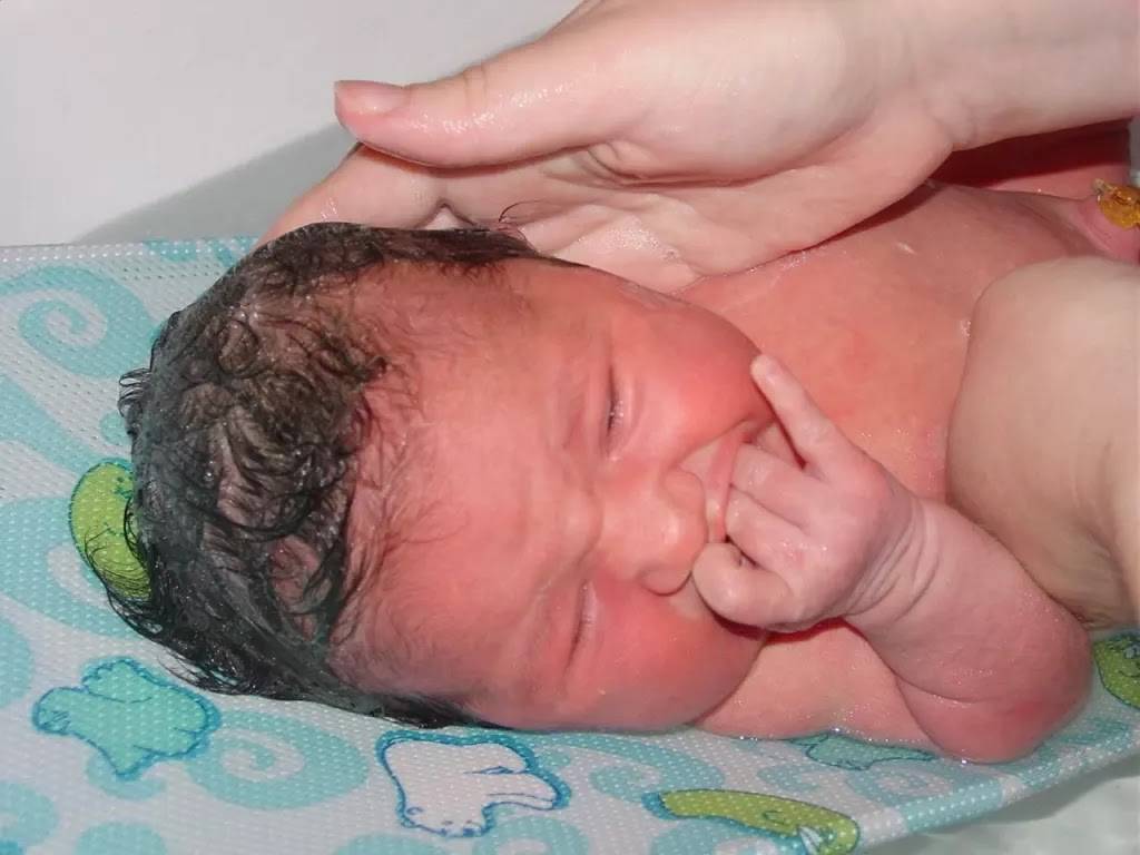 Почему новорожденный ребенок кряхтит: причины и что делать