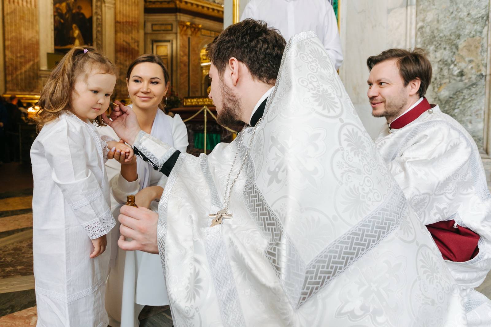Зачем родители хотят перекрестить ребёнка и можно ли это делать?