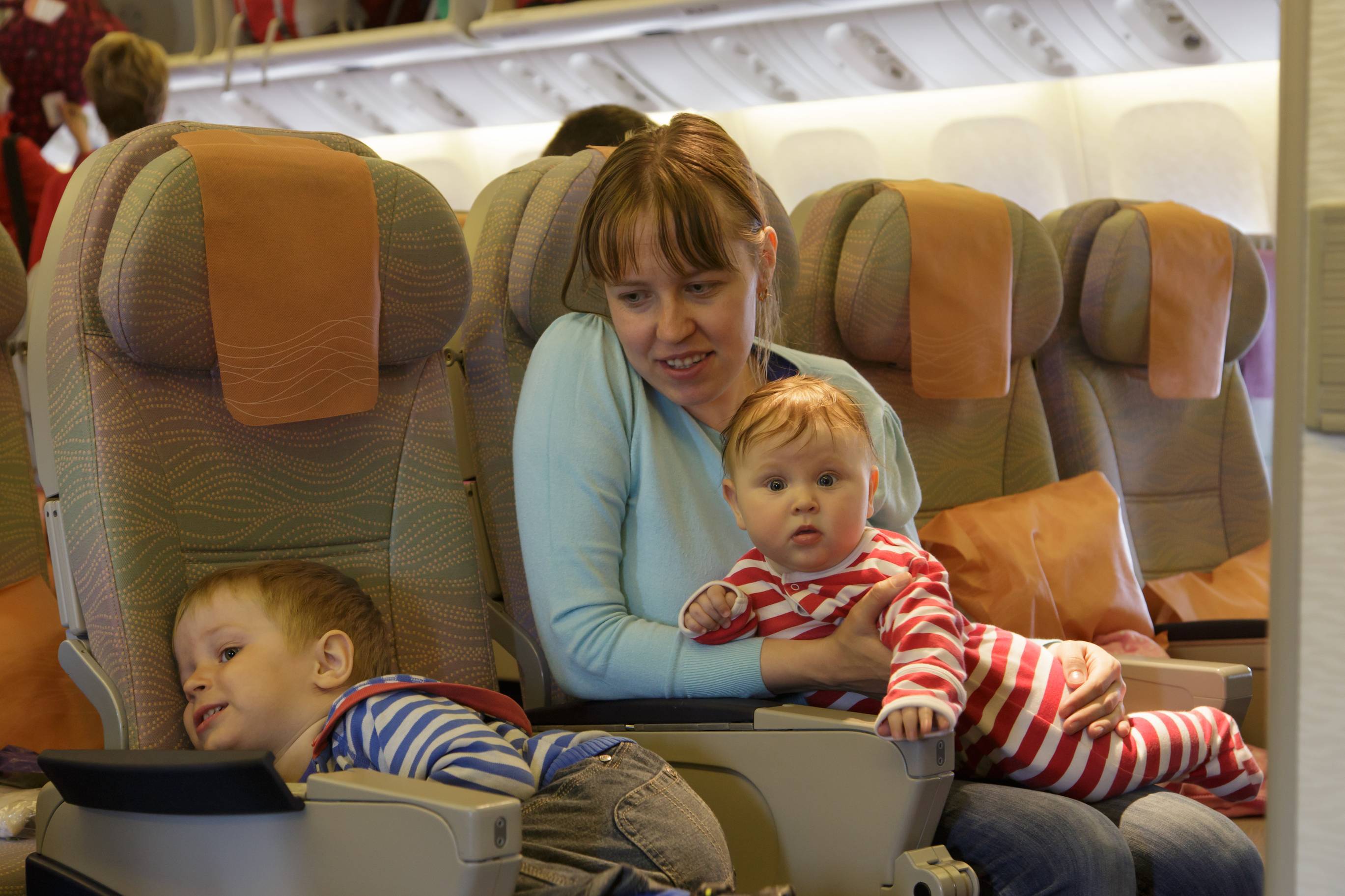 Ребенок на самолете с бабушкой. Путешествие на самолете для детей. Перелет с ребенком. Перелет с ребенком до 2 лет. Места в самолете для младенцев.
