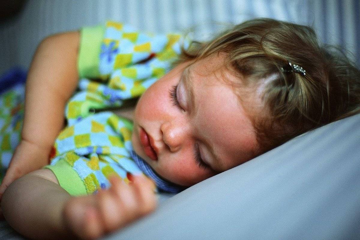 Как родителям реагировать на детские истерики после сна?