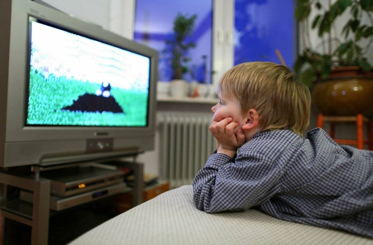 Можно ли грудничку смотреть телевизор и с какого возраста