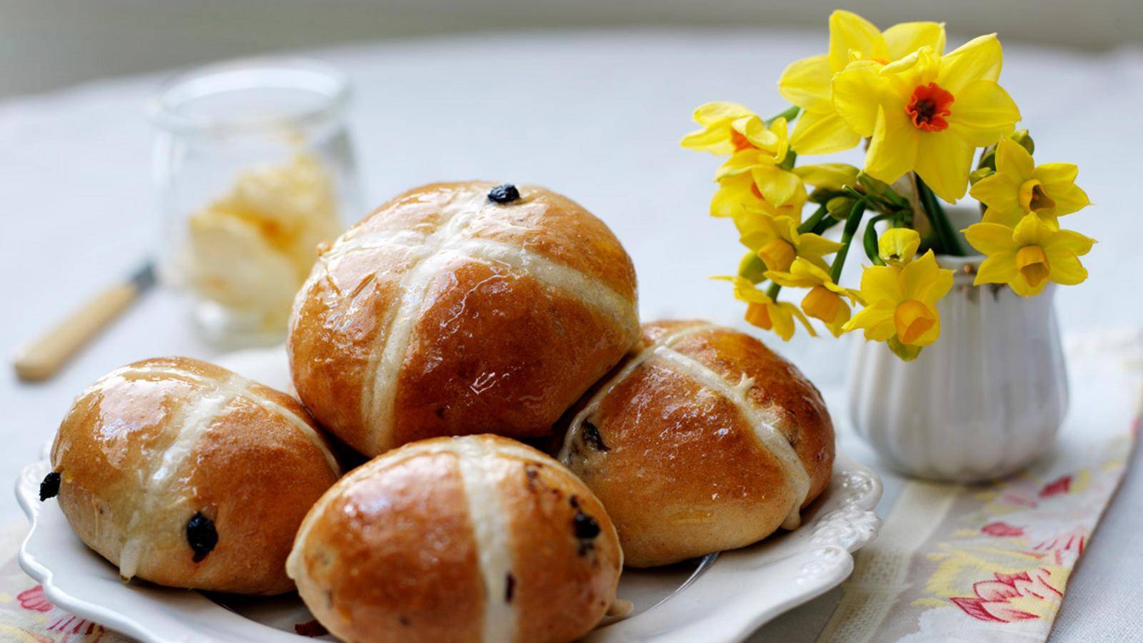 Hot cross buns. Hot Cross buns булочки. Пасхальные булки. Пасхальные булочки в Англии. Крестовые булочки к Пасхе.