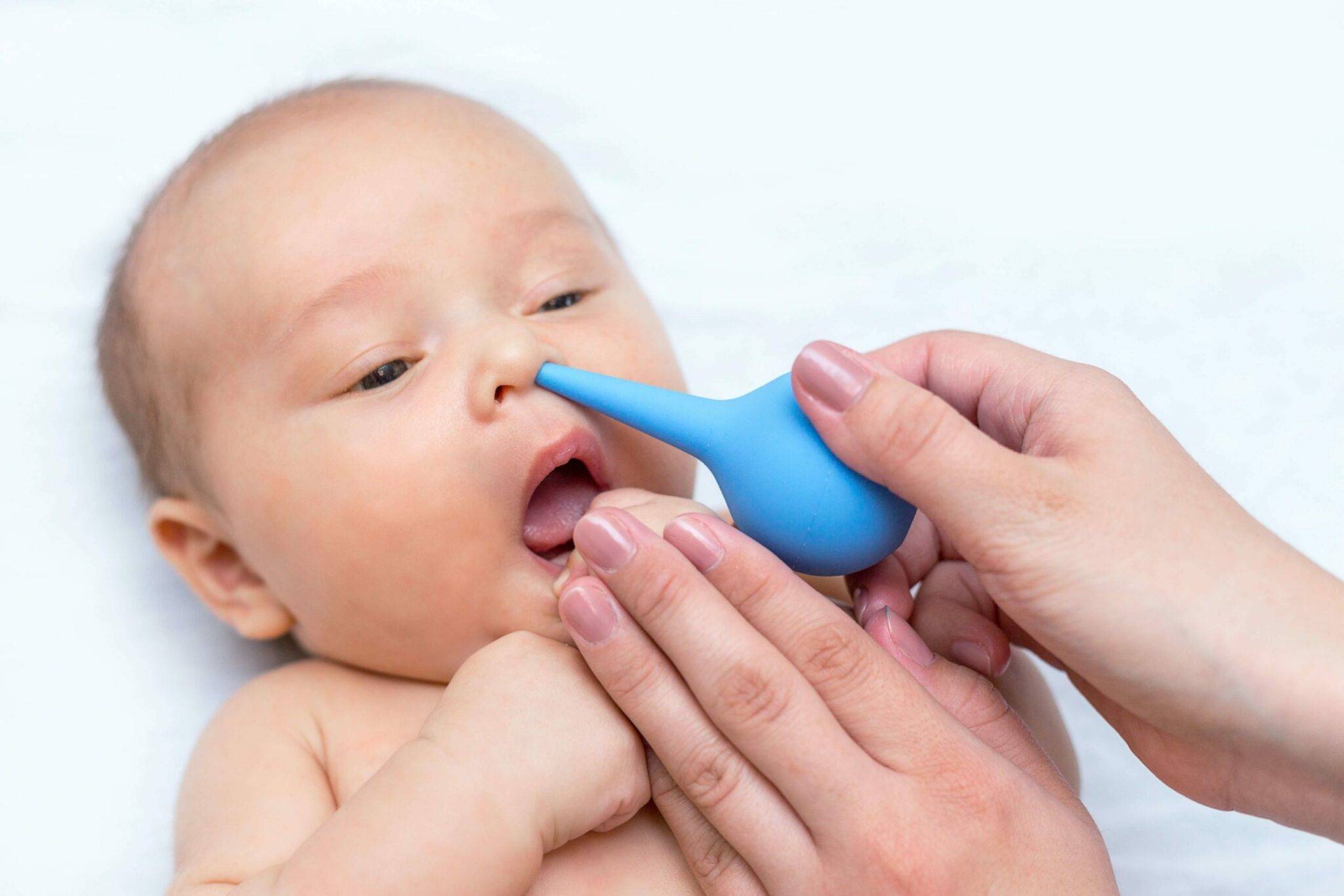 Прививка после соплей. Клизмочка для носа новорожденного. Груша для очищения носа новорожденного. Клизма для новорожденных для носа. Высасывание соплей у новорожденного.