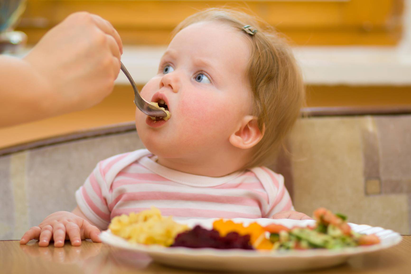 Не надо было это кушать. Еда для детей. Ребенок кушает. Питание детей. Ребёнок с правельной едой.