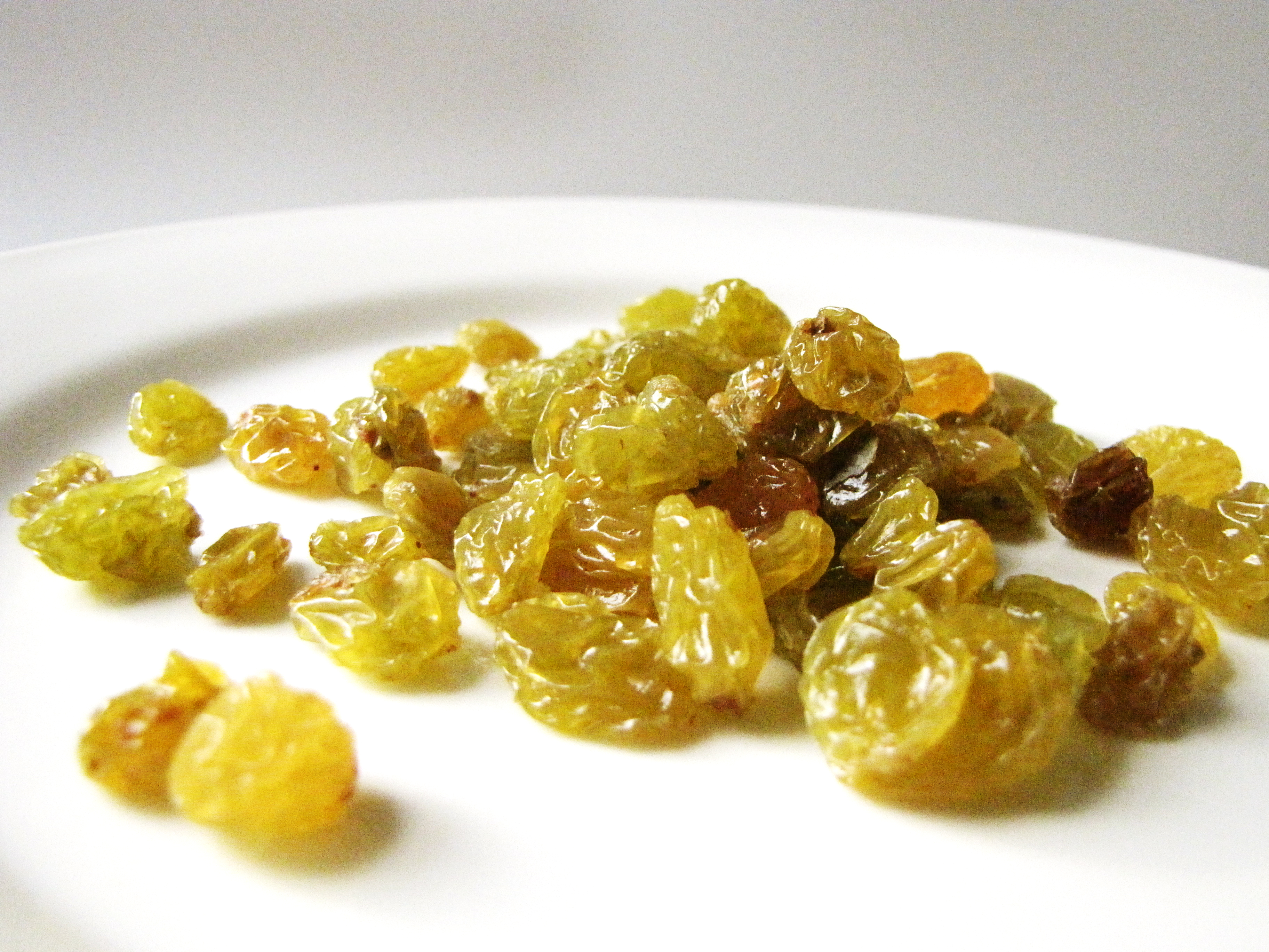 Можно ли есть изюм при грудном вскармливании, в каком виде изюм будет полезен маме и малышу?