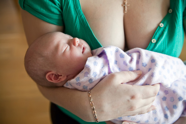 Новорожденный ребёнок постоянно висит на груди: что это значит?