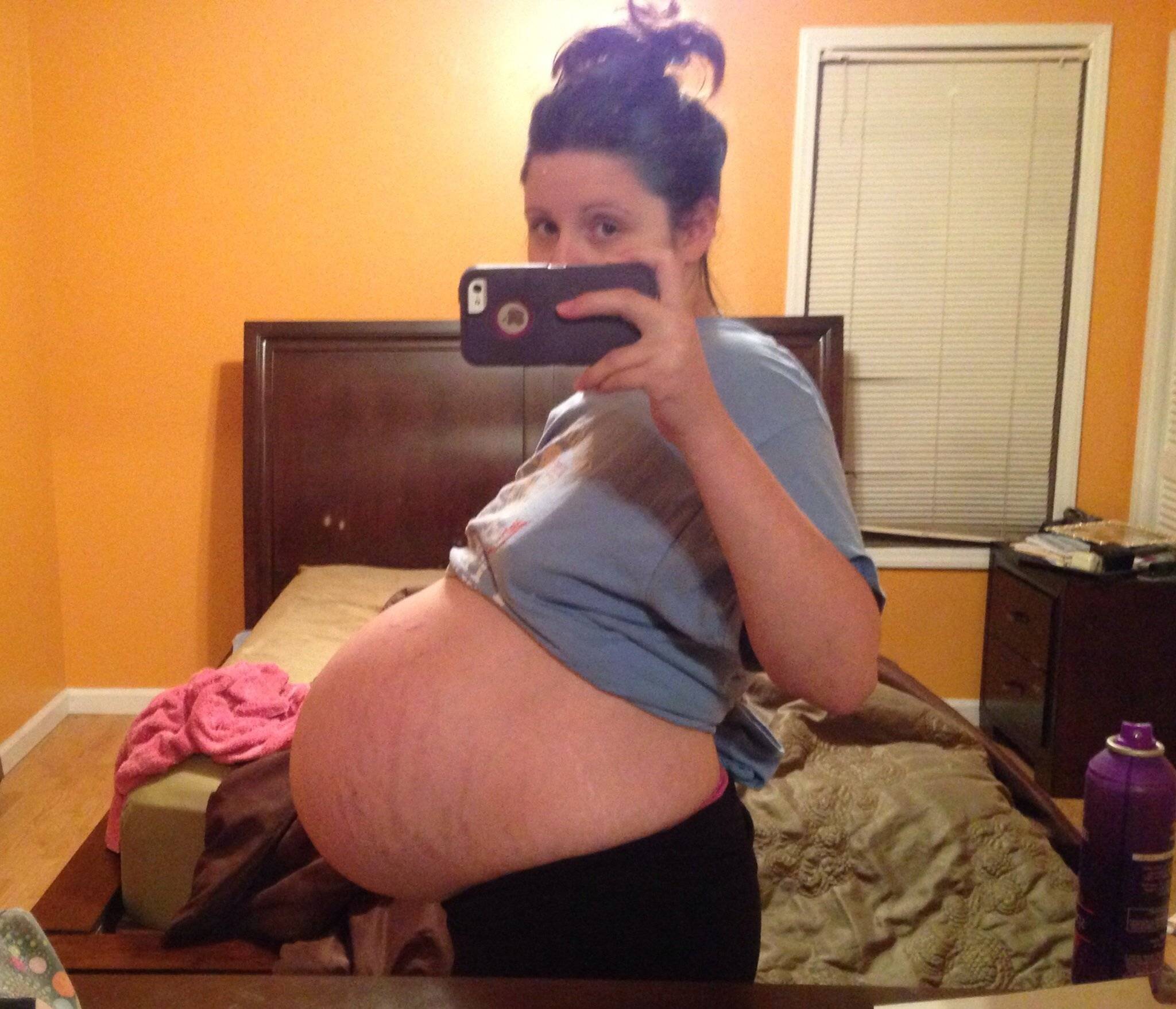 33 недели назад. Живот 33 недели. Животы беременных двойней. Живот на 34 неделе.