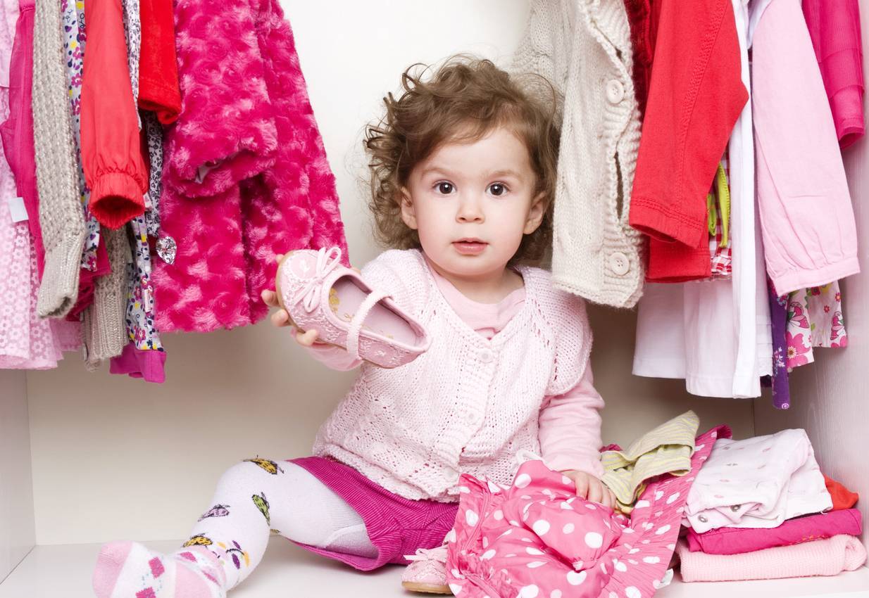 Ребенок 2-5 лет не хочет одеваться и капризничает: что делать родителям?