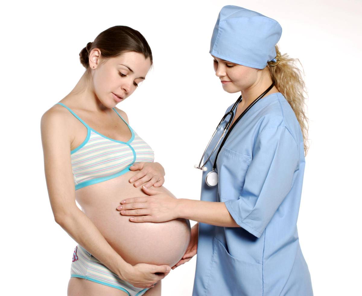 Ведение беременности рейтинг. Беременнаяженшина и акушерка. Беременные женщины. Медсестра с беременной.