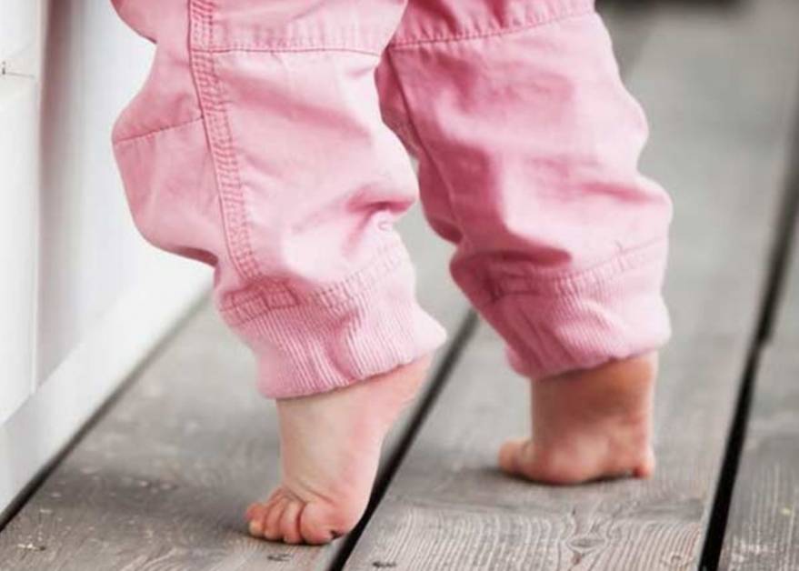 Ребенок ходит на носочках: 4 группы причин, лечение, что необходимо делать