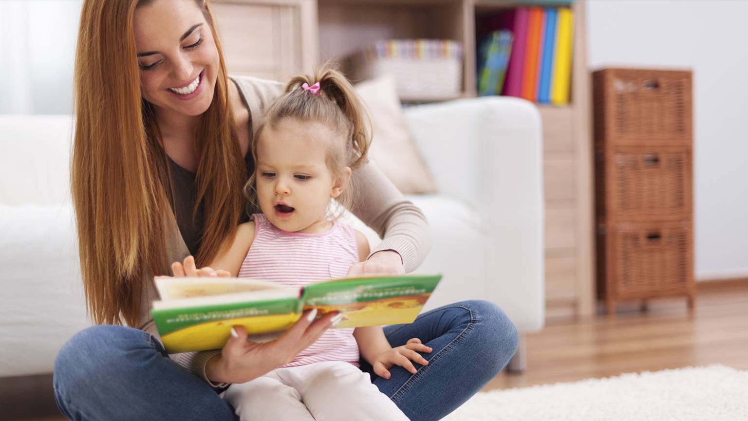 Мама учит читать. Чтение для детей. Книги для детей. Книжка про маму. Дети читают.