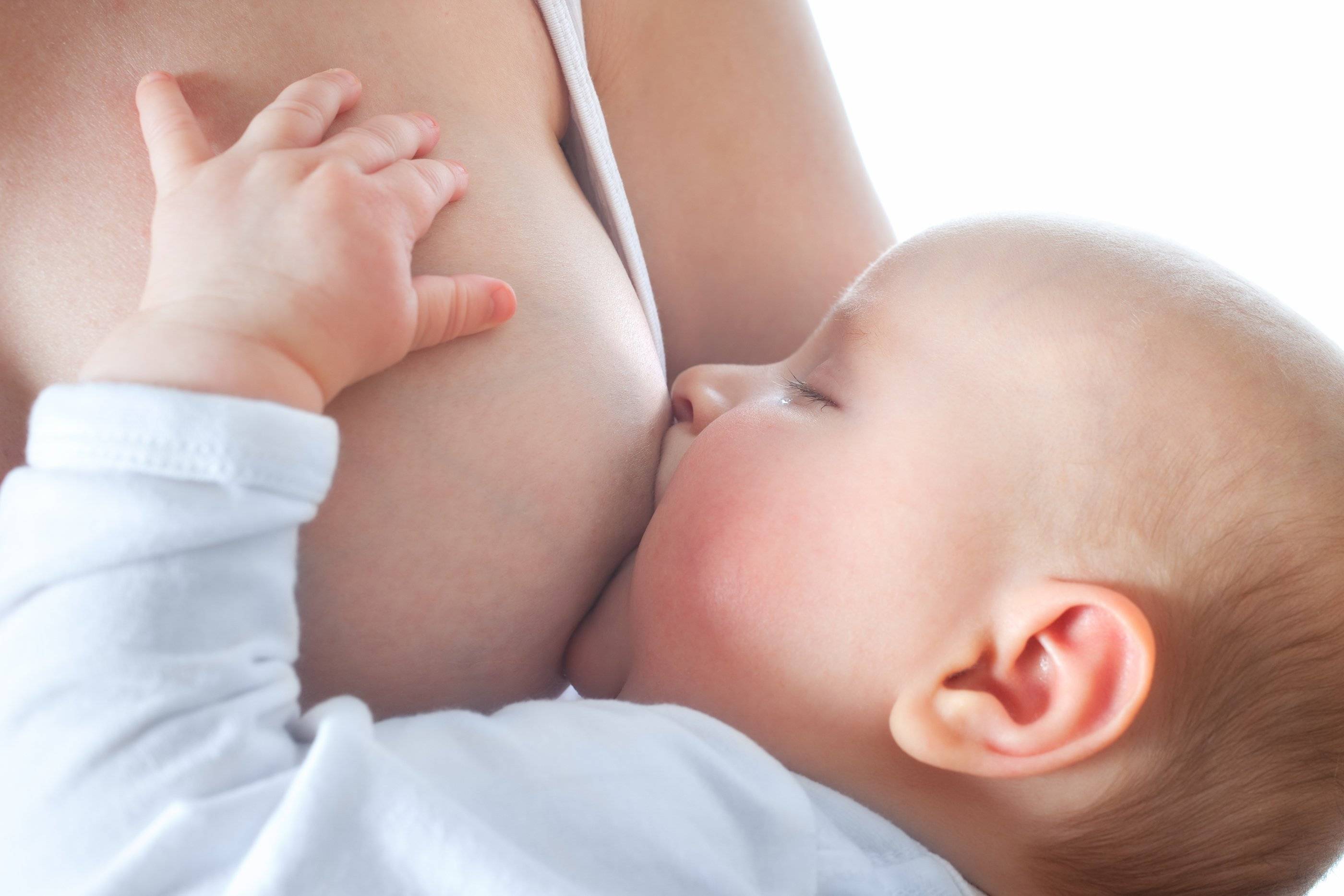 Грудное вскармливание. Кормление грудью. Лактация грудь. Мама кормит малыша.