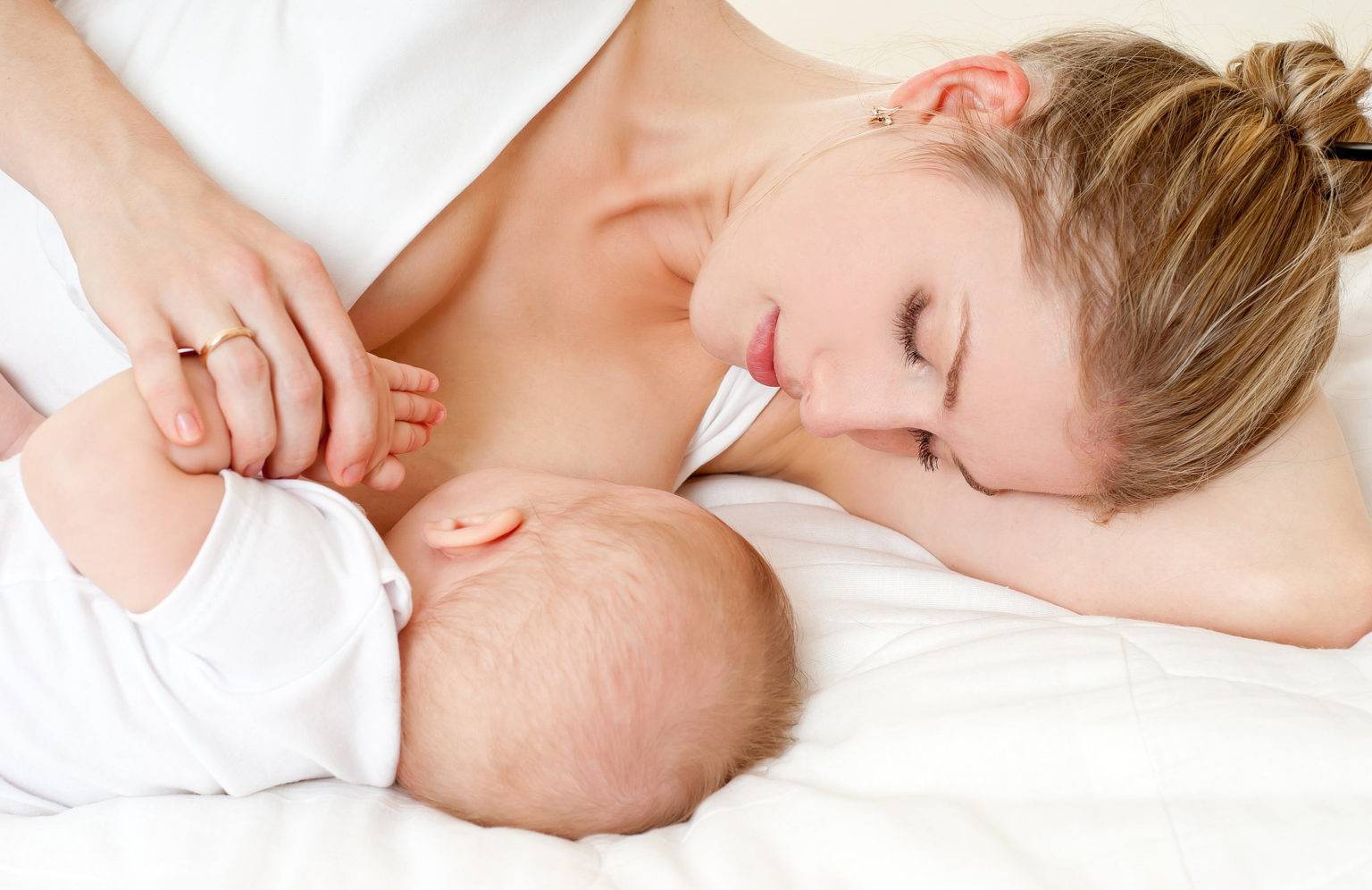 Различные позы для кормления грудью новорожденного
