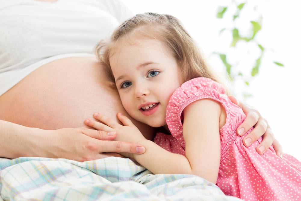 Ребенок икает в животе при беременности: причина, что делать, опасно ли
