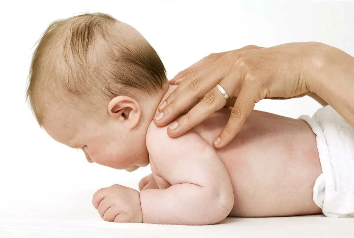 Что делать если у новорожденного болит живот. Младенец. Ребенок со спины. Удержание головы дошкольники.