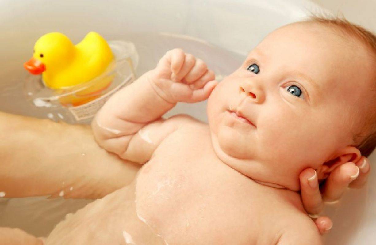 Температура воды для купания новорожденного. Пуканье новорожденного. Купание малыша. Купание новорожденных детей. Малыш купается.